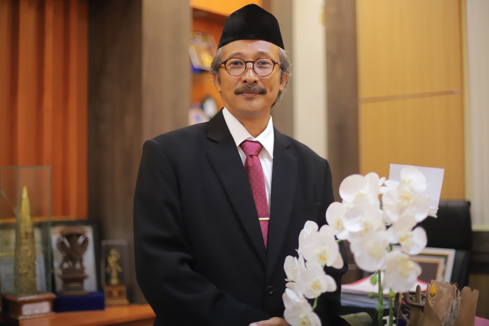 Rektor Institut Mpu Kuturan, Prof. Dr. I Gede Suwindia, M.A