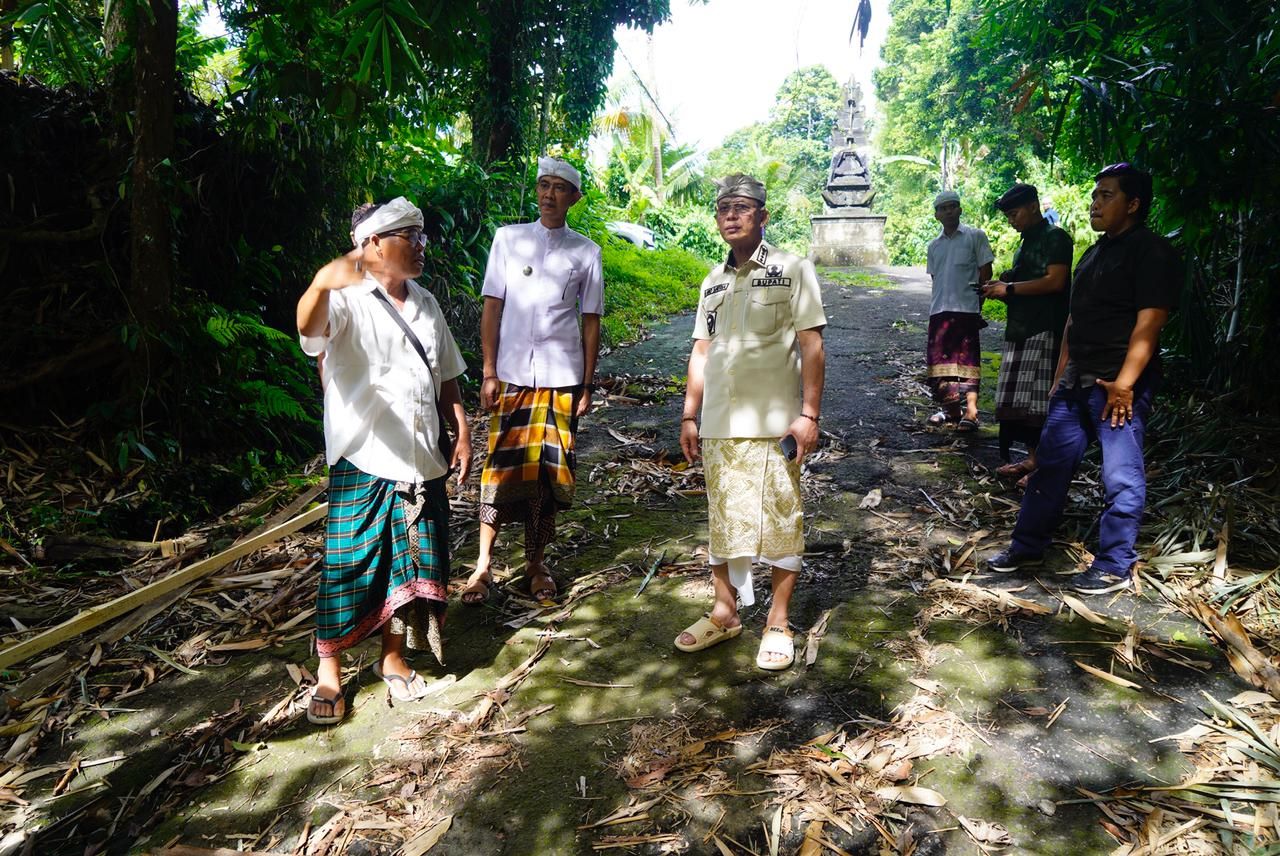 Bupati Klungkung I Made Satria meninjau jalan rusak di Desa Selat, Klungkung.