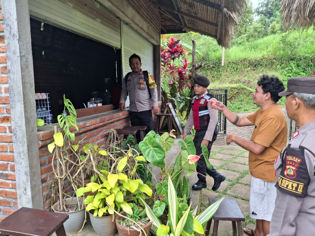 Polisi melakukan olah TKP dan pengecekan di lokasi kejadian di Desa Lemukih, Buleleng.