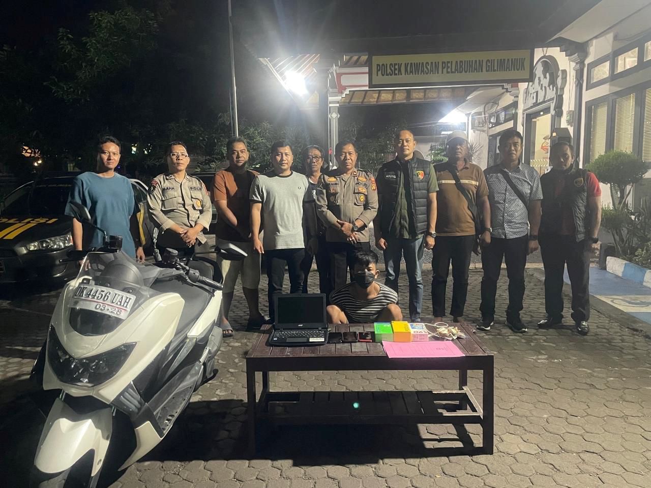 Pelaku curanmor dan curat saat diamankan di Polsek Pelabuhan Gilimanuk, Kecamatan Melaya, Kabupaten Jembrana, Kamis (25/12/2025).