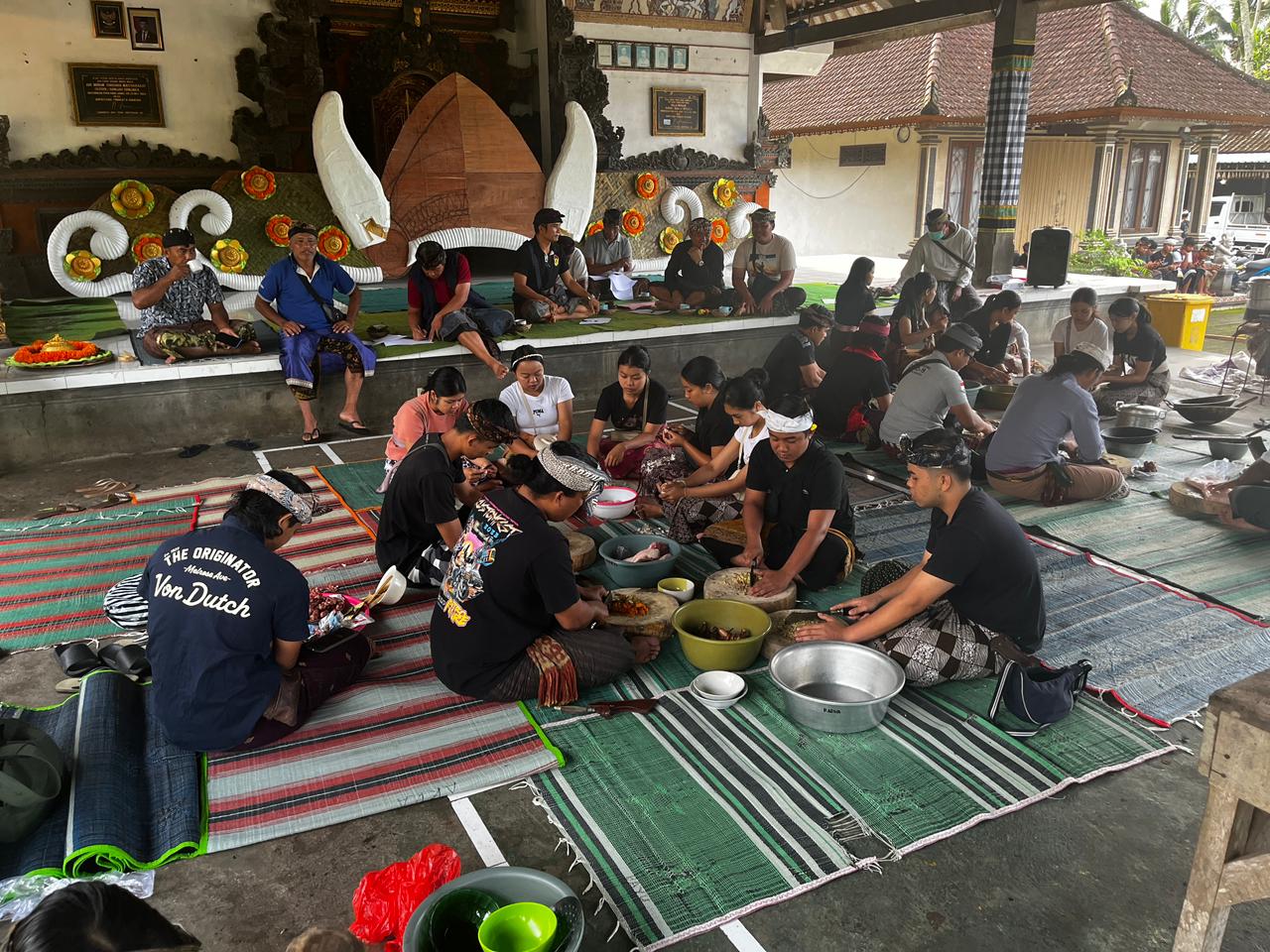 LOMBA : Proses pembuatan lawar dan sate peselan oleh pemuda Desa Adat Bonjaka, Sebatu, Tegallalang.