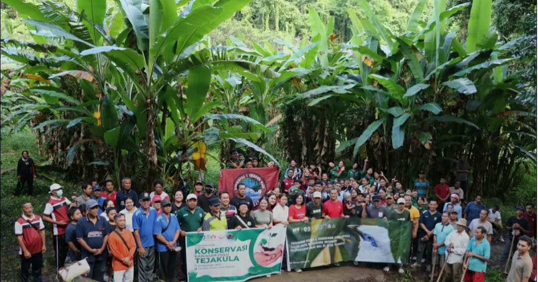 Taru Movement bersama sejumlah komunitas saat melaksanakan konservasi di kawasan Tejakula pada Kamis (25/12)