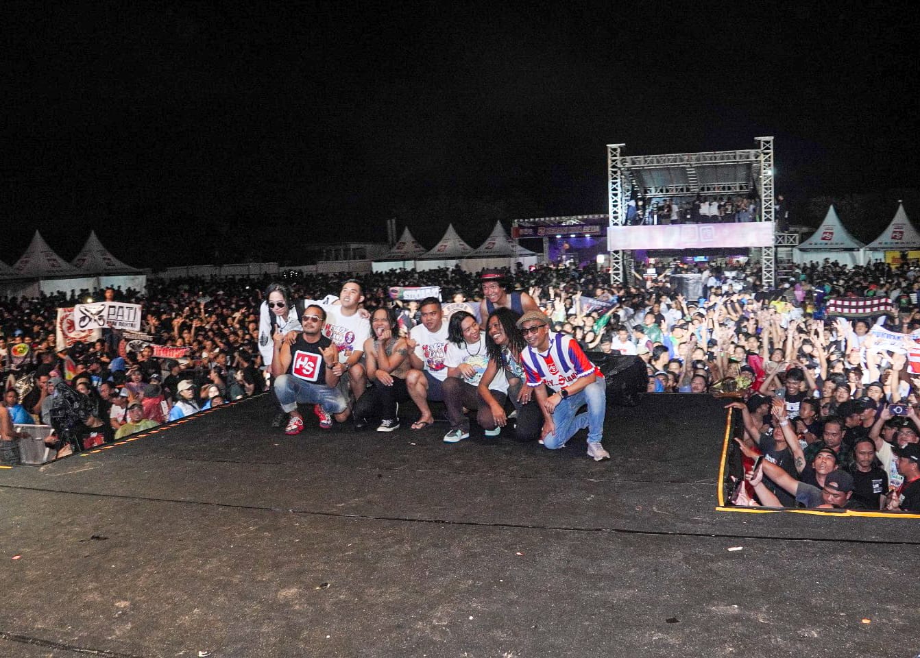 MERIAH: Konser Slank dalam rangka HUT yang berlangsung meriah di Pantai Mertasari Sanur, Sabtu (27/12)