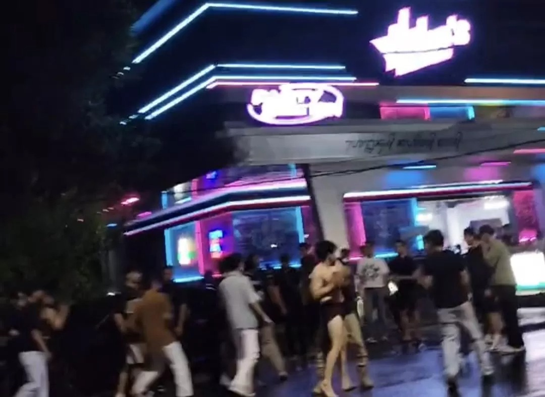 Situasi di depan Helen&rsquo;s Night Club, Sabtu (27/12/2025) sekitar pukul 03.30 Wita (screenshoot video amatir/radarbali.id)