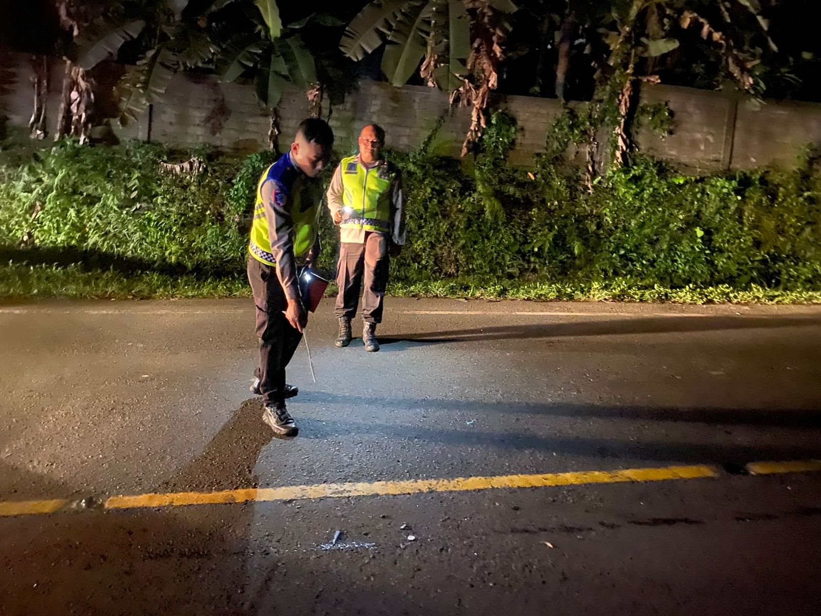Polisi melakukan olah TKP kecelakaan Jalan Raya Denpasar&ndash;Gilimanuk, Desa Pekutatan, Kecamatan Pekutatan, Kabupaten Jembrana, Jumat (26/12/2025).