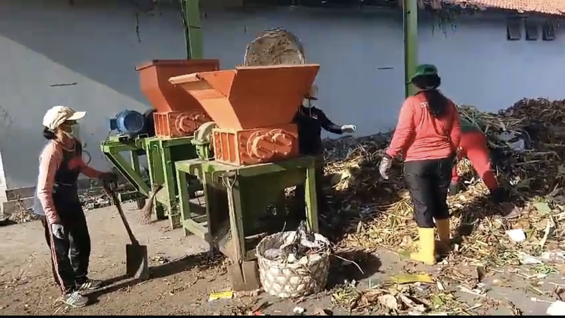 Proses pengolahan sampah untuk menjadi kompos di TPST Mengwitani.