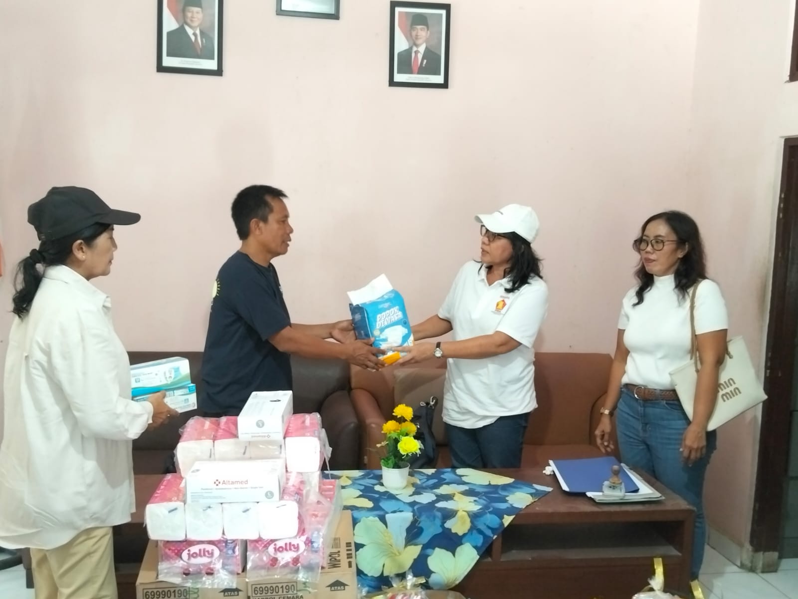 Peringati Hari Ibu, PIRA Bali Berbagi di Panti Werdha di Singaraja