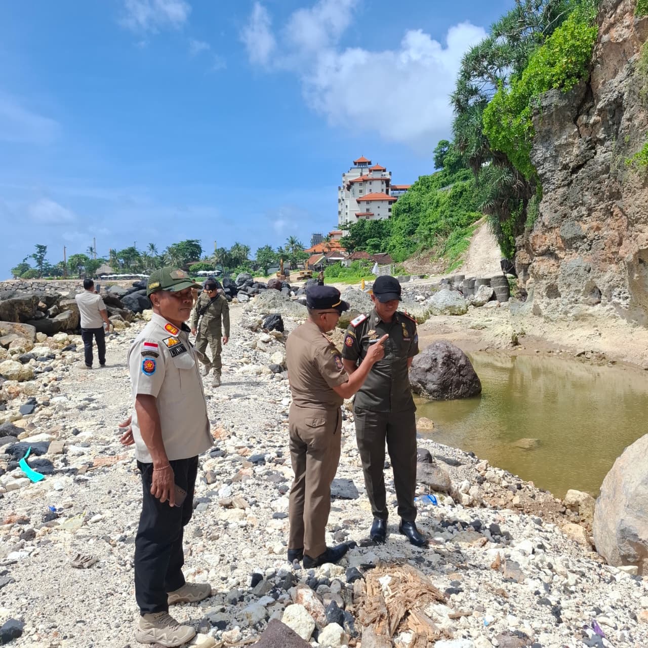 Istimewa SIDAK: Tim Satpol PP Badung saat melakukan pemeriksaan di kawasan pantai yang masuk dalam wilayah Banjar Sawangan, Desa Adat Peminge, Kelurahan Benoa, Kuta Selatan, Senin (29/12).