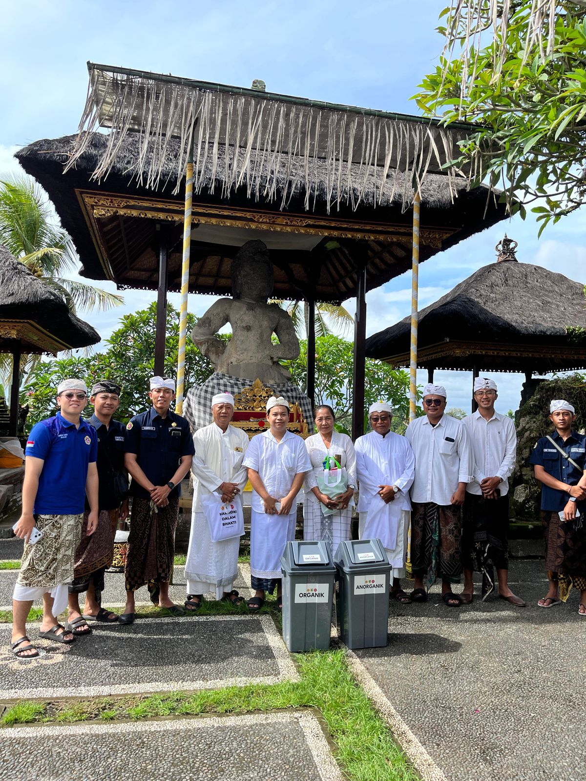 SOSIAL : Kegiatan sosial dan spiritual di tiga pura oleh generasi muda di Gianyar.