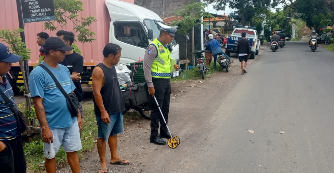 Polisi melakukan olah TKP awal di lokasi peristiwa laka lantas di Buleleng.