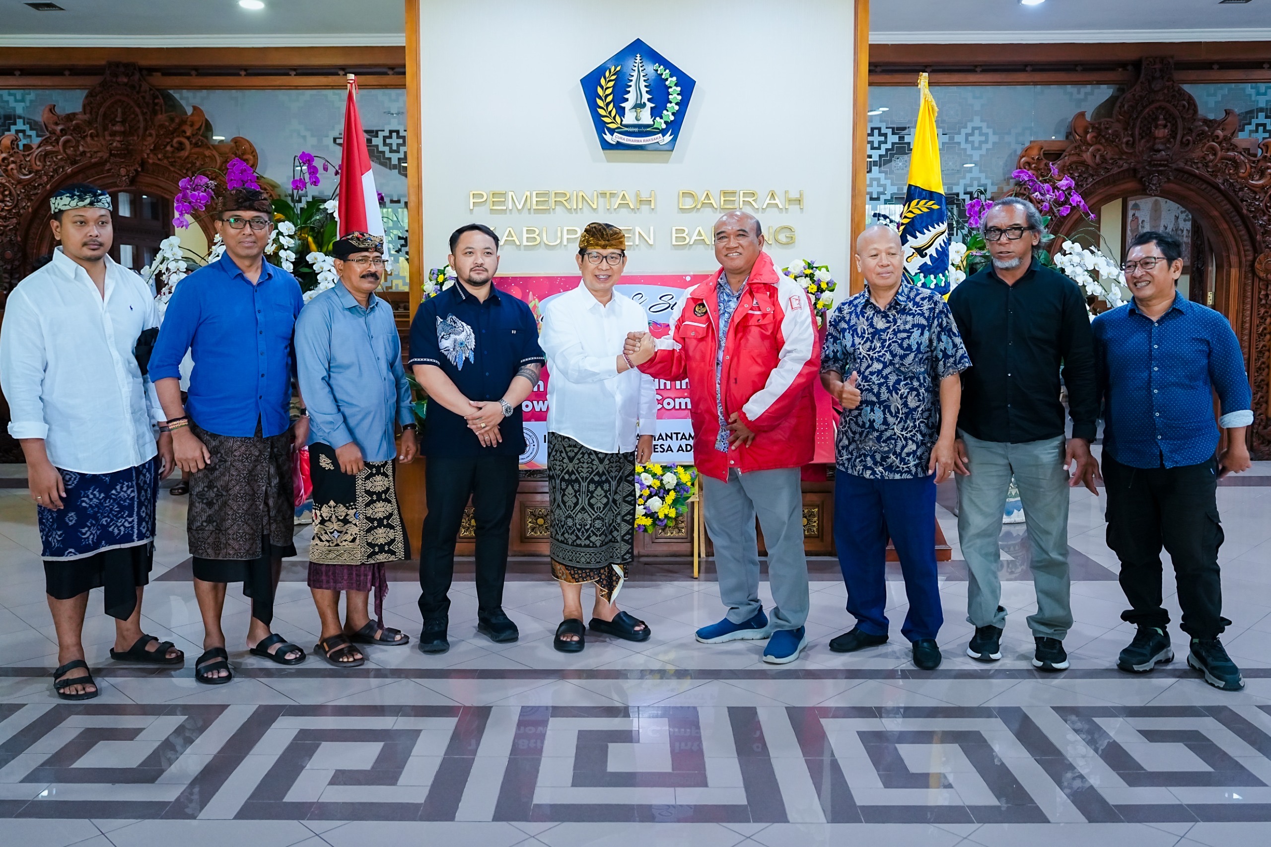 Bupati Badung, I Wayan Adi Arnawa saat melepas Himpunan Seniman Pecatu yang akan mengikuti gelaran kompetisi patung es di Harbin, Cina, Senin (29/12).