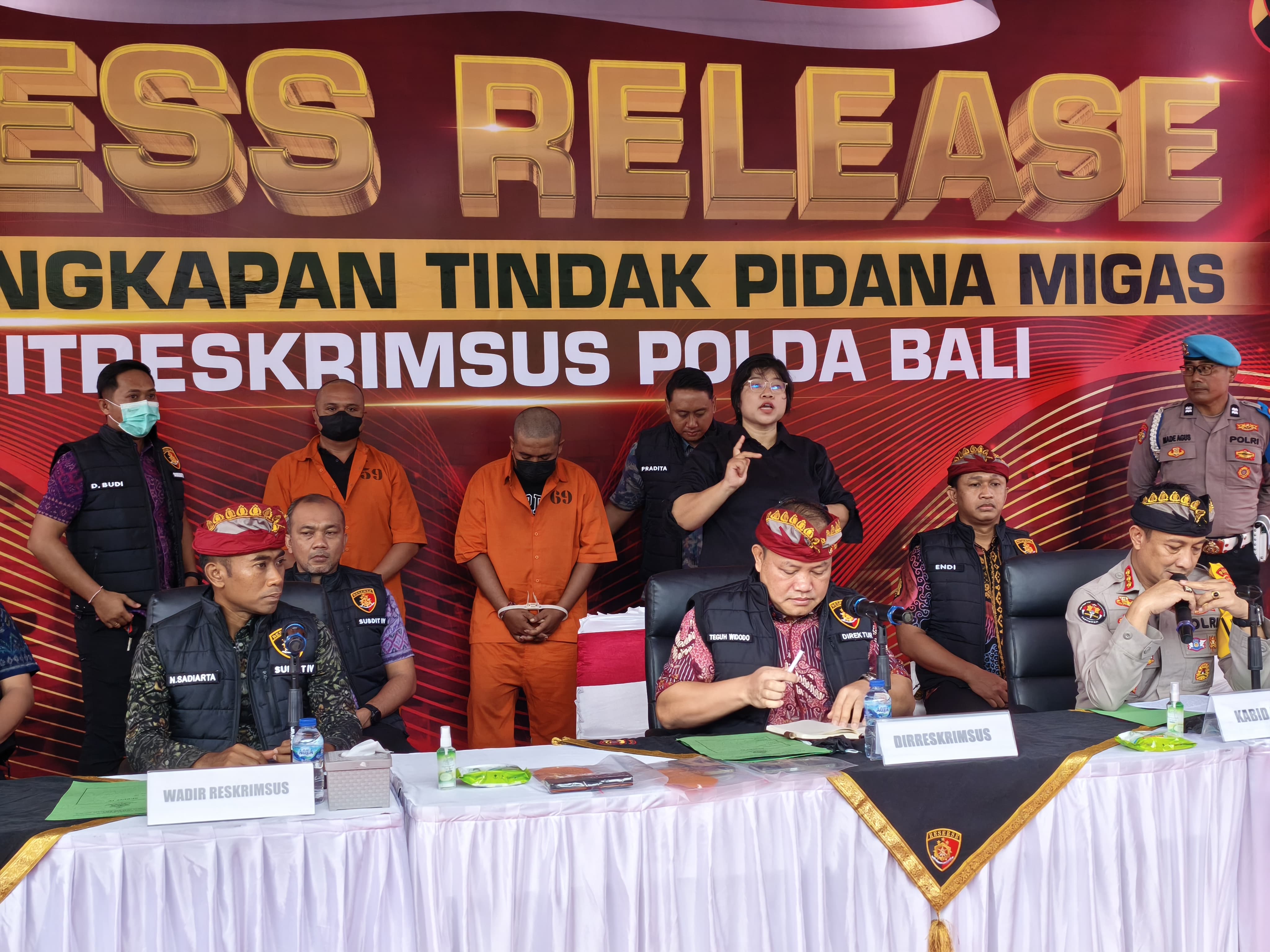 Polda Bali membeberkan penetapan tersangka mafia solar di Gudang Jalan Pemelisan, Banjar Suwung Batan Kendal, Denpasar. (Bali Express/I Gede Paramasutha)