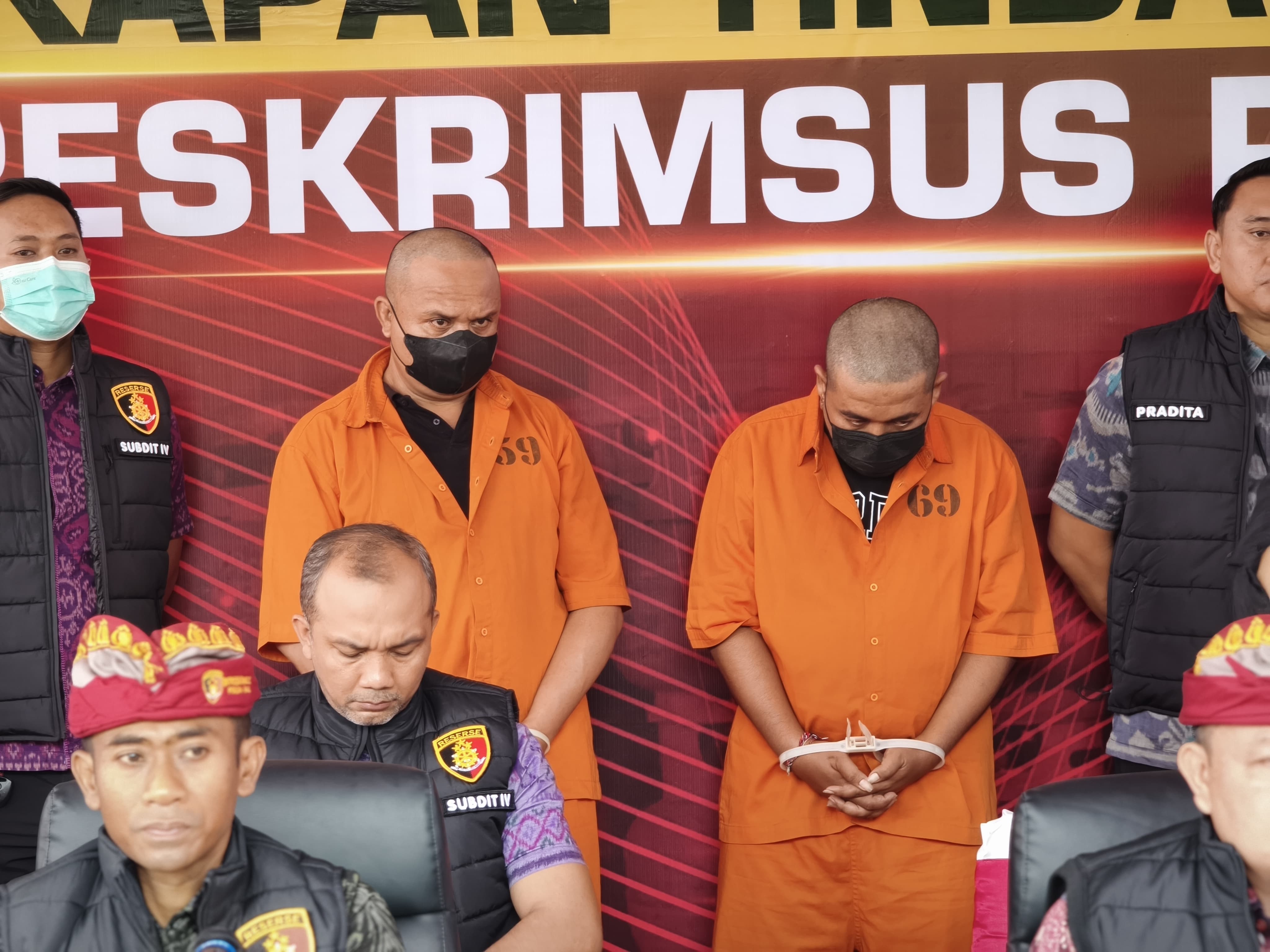 Dua tersangka inisial ND dan AG yang dihadirkan Polda Bali dalam pengungkapan kasus mafia solar, Selasa (30/12). (Bali Express/I Gede Paramasutha)