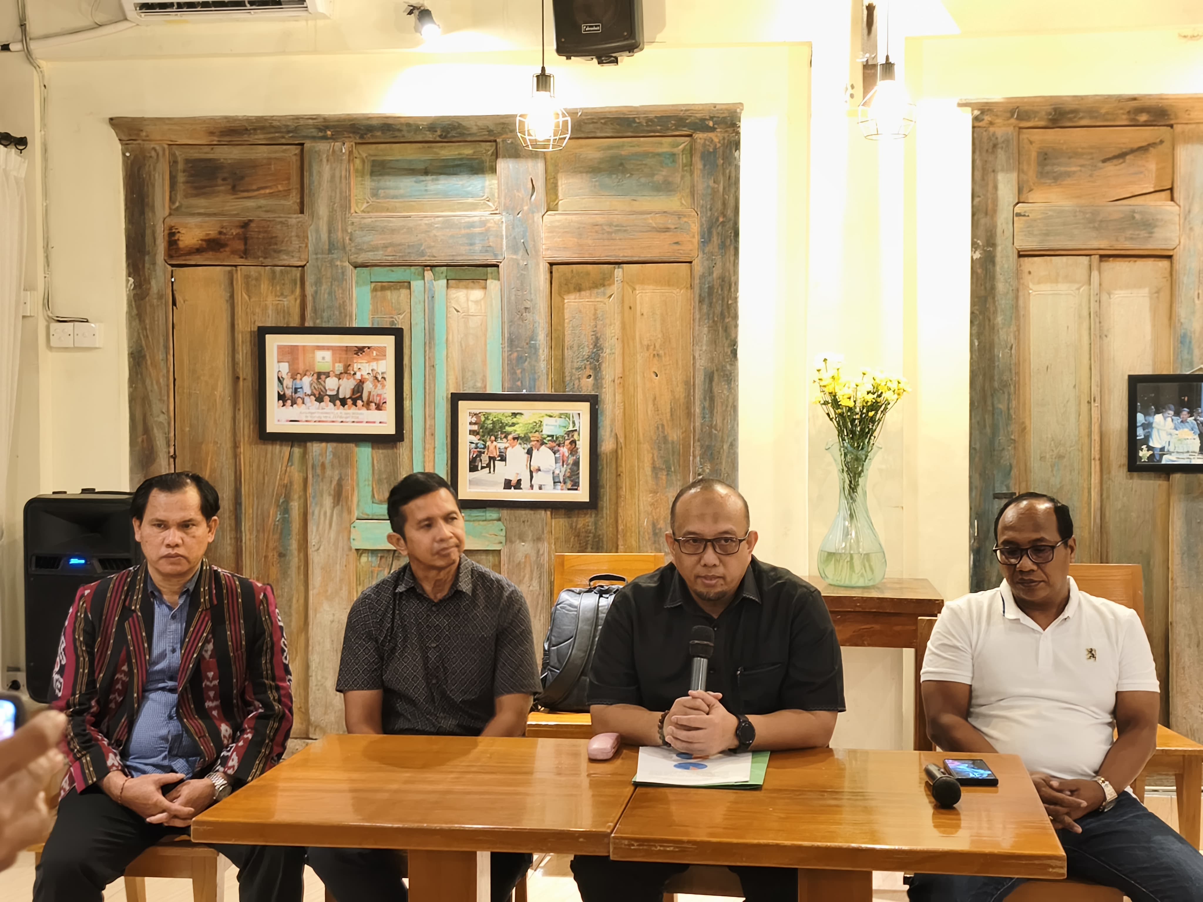Ketua PN Denpasar Iman Luqmanul Hakim (dua dari kanan) didampingi Wakil Ketua Putu Gede Novyartha, serta Jubir Ketut Somansa dan Wayan Suarta. (Bali Express/I Gede Paramasutha)