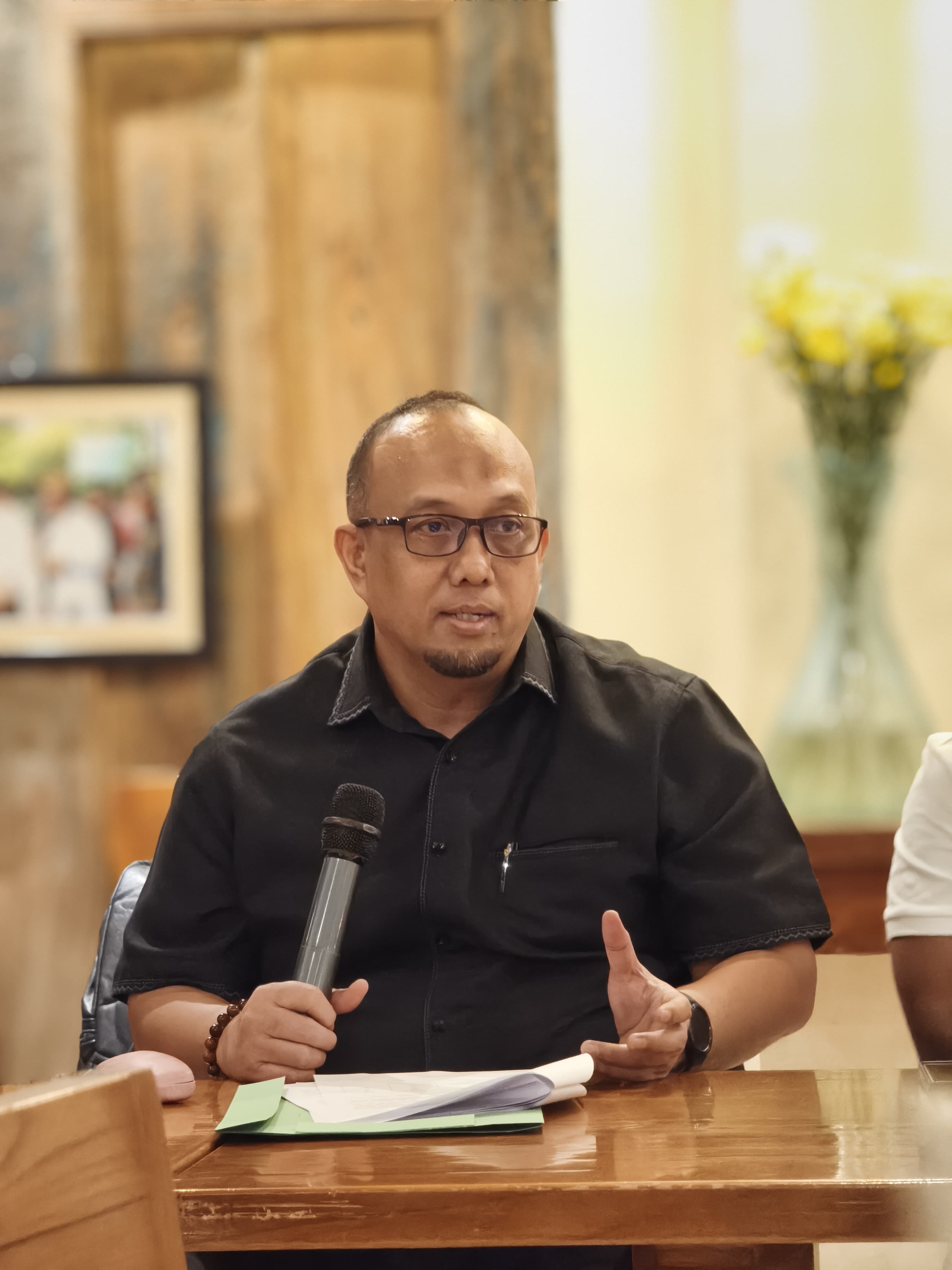 Ketua PN Denpasar Iman Luqmanul Hakim saat membeberkan penanganan kasus perdata yang didominasi perceraian. (Bali Express/I Gede Paramasutha)