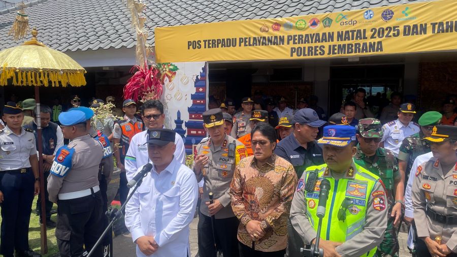 Menteri Perhubungan, Dudy Purwagandhi saat melakukan pemantauan arus libur Tahun Baru 2025/2026 di Pelabuhan Gilimanuk, Kecamatan Melaya, Jembrana, Senin (29/12/2025).
