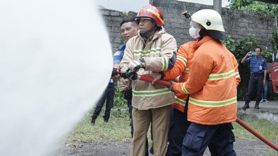 Bupati Karangasem I Gusti Putu Parwata mencoba pemadam kebakaran, Senin (29/12/2025).