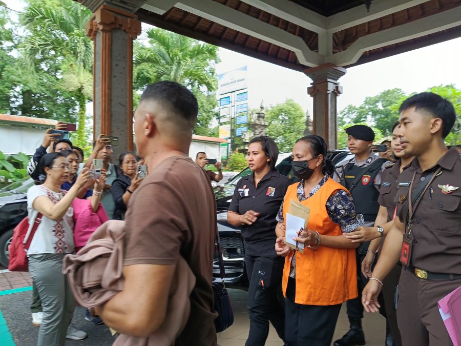 Mantan Kepala LPD Pacung resmi ditahan Kejari Tabanan atas dugaan korupsi kas LPD, Senin (29/12/2025).