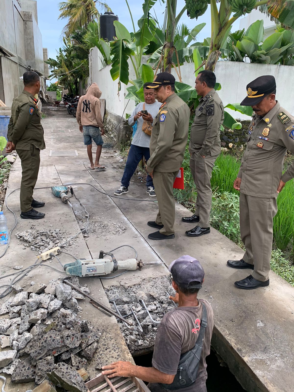 Tim Satpol PP Badung saat melakukak observasi penutupan saluran irigasi di Subak Piling, Desa Munggu, Kecamatan Mengwi, Senin (29/12).
