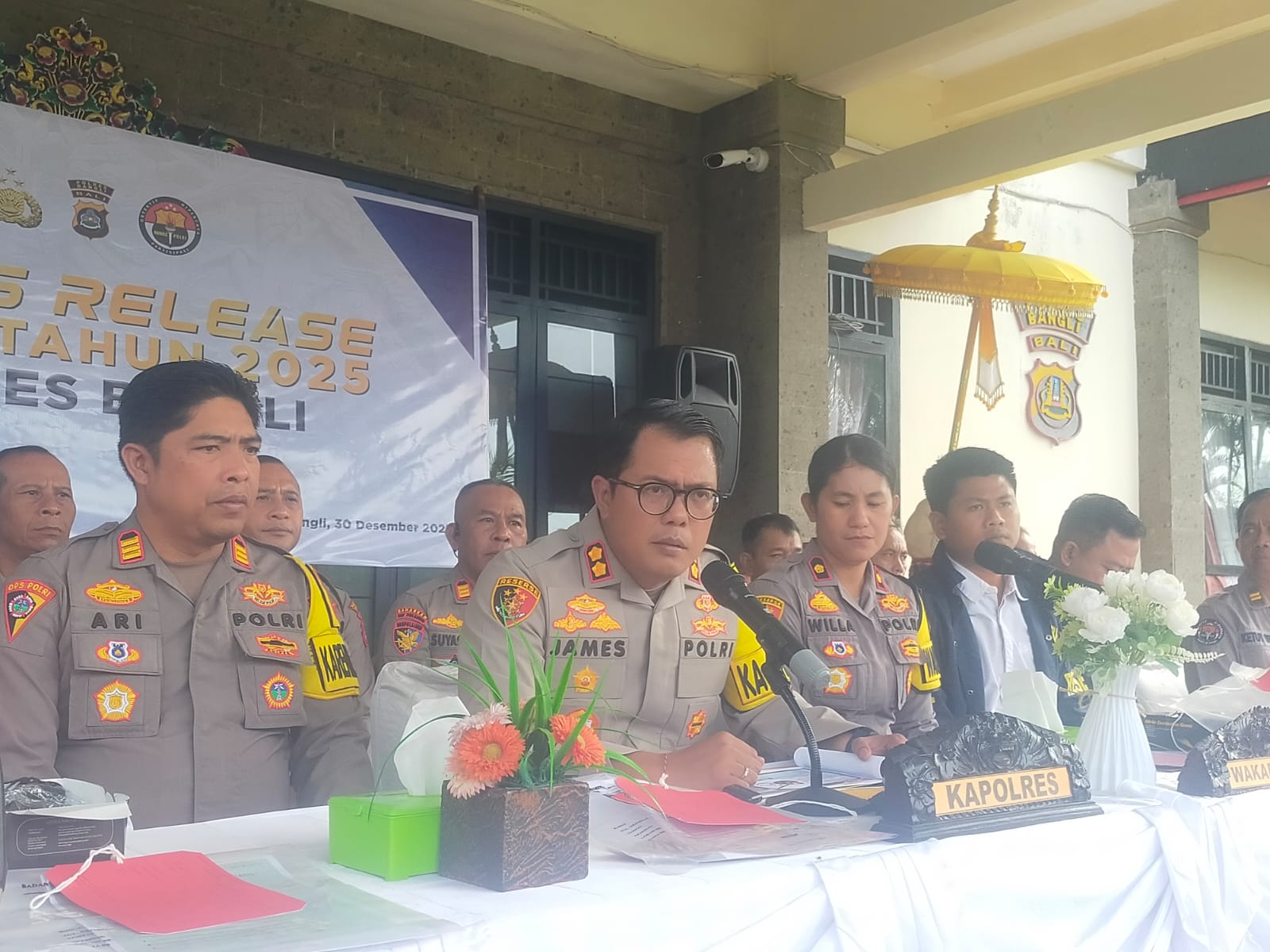 Kapolres Bangli AKBP James Irianov Syaloom Rajagukguk saat pers rilis akhir tahun, Selasa (30/12/2025).