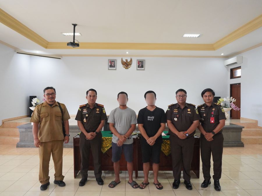 Dua tersangka penganiayaan bebas melalui mekanisme restorative justice di Kejari Tabanan Selasa (30/12/2025).