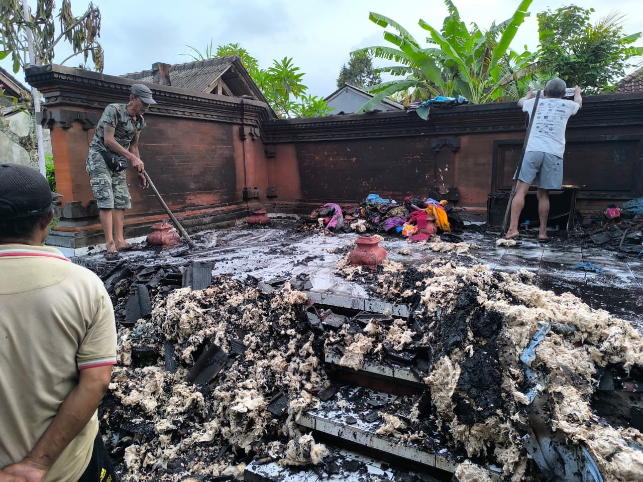 Bangunan bale suka duka di Banjar Juntal, Desa Kaba-Kaba, Tabanan ludes terbakar.