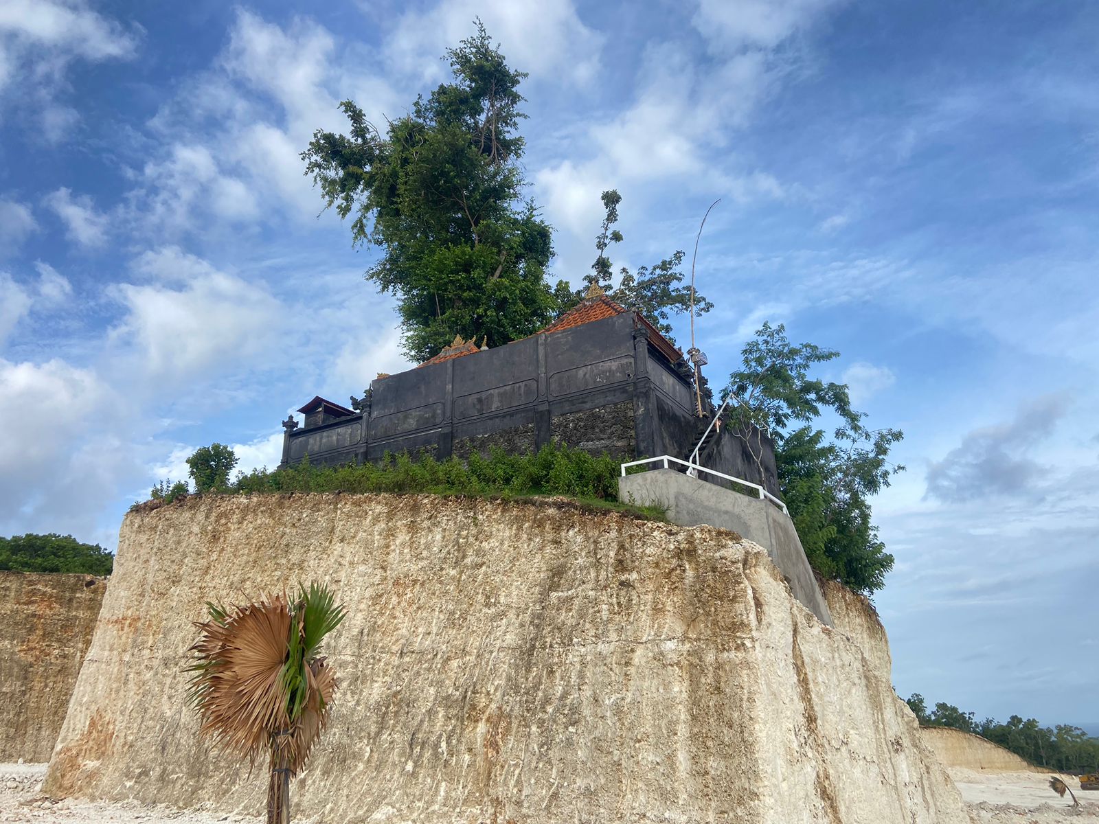 TEGAS: Hasil sidak Pansus TRAP DPRD Bali, Satpol PP Bali bersama pihak terkait pada Selasa (30/12) tunjukkan kondisi pura yang berdiri di atas tebing