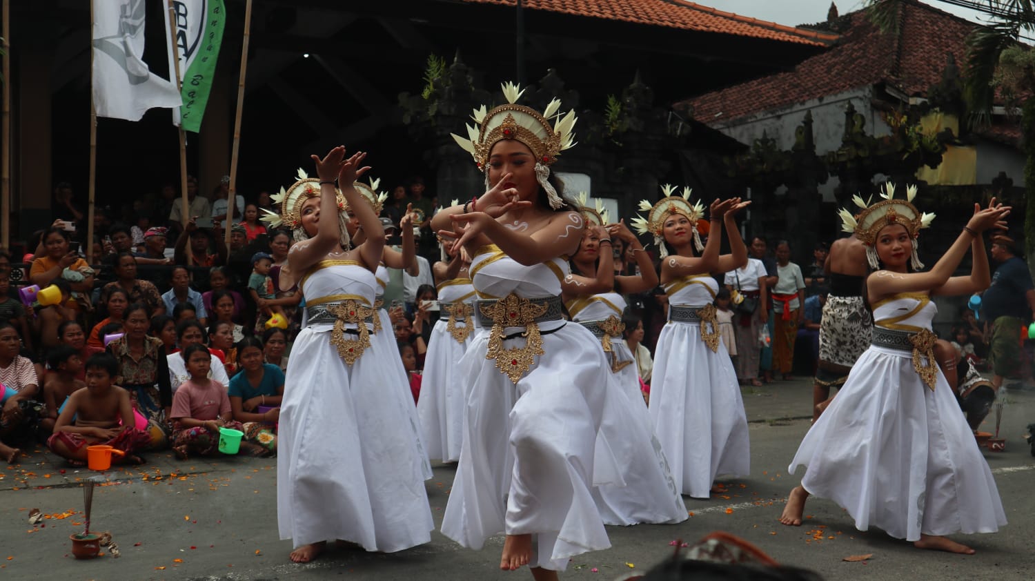 TARI : Tarian Tirta Kamandalu dari Sanggar Pancer Langit di Festival Air Suwat.