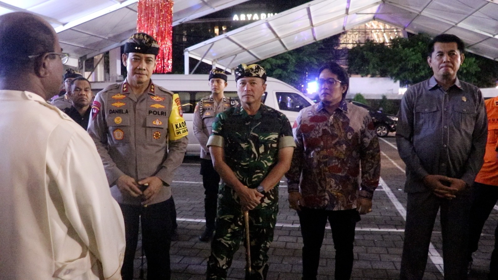 PANTAU: Wakil Gubernur Bali, I Nyoman Giri Prasta, turut memantau langsung kesiapan pengamanan jelang pergantian tahun 2025&ndash;2026 dengan meninjau gereja serta mengikuti Zoom Meeting bersama Kapolri