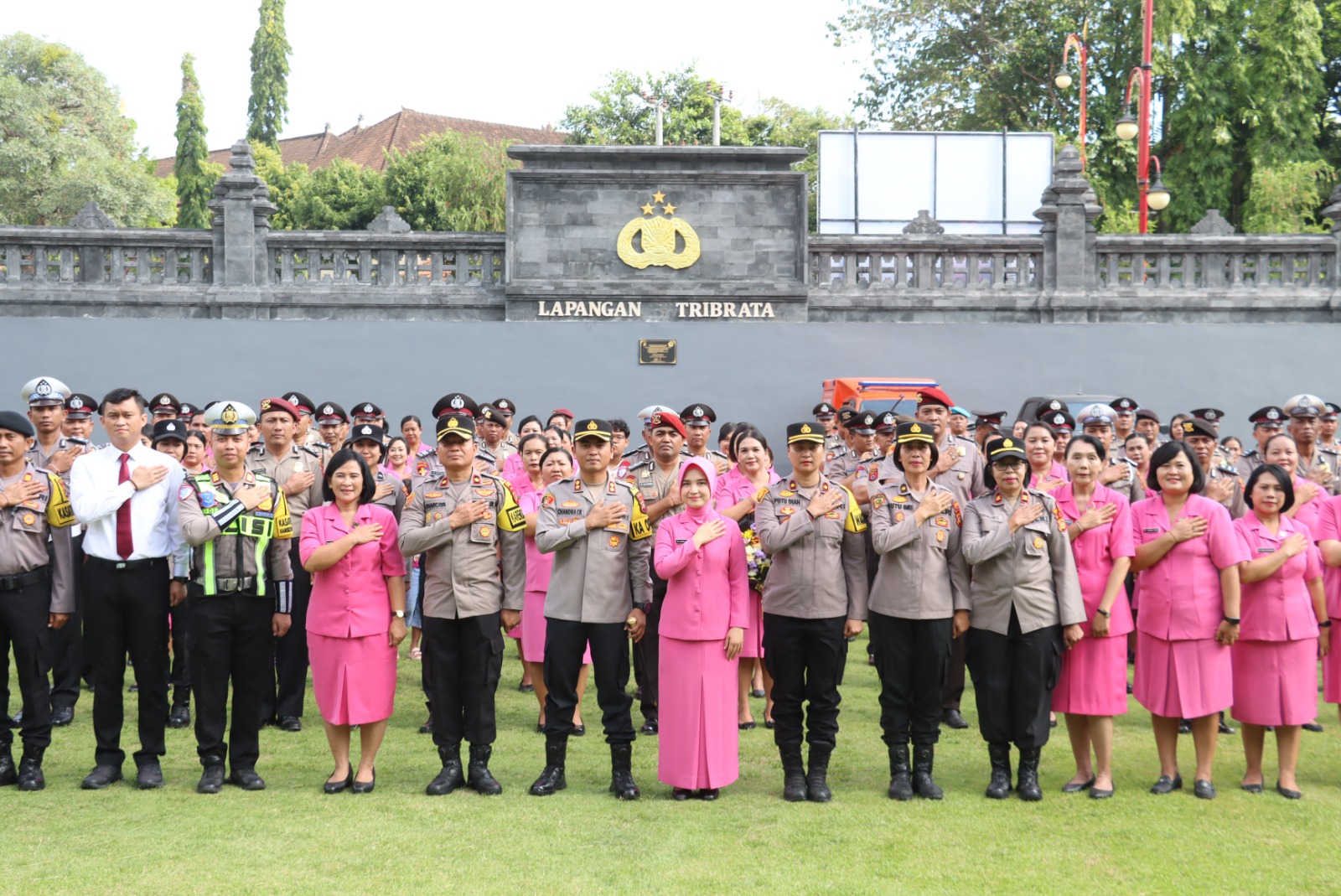 UPACARA : Upacara kenaikan pangkat di lingkungan Polres Gianyar.