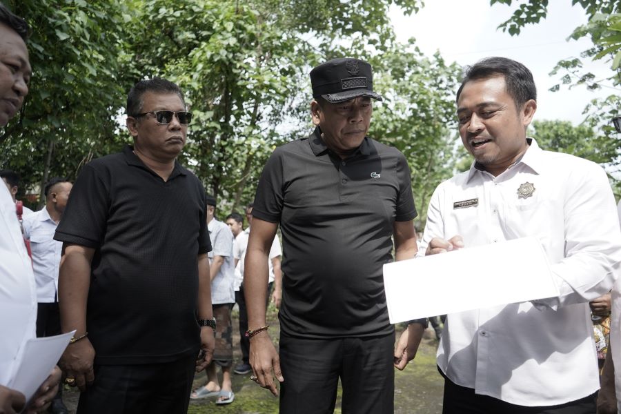 Bupati Karangasem I Gusti Putu Parwata (tengah) hadir saat air pertama kali mengalir di Desa Kubu, Karangasem.