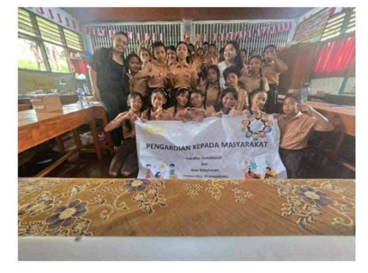 Foto bersama Tim PKM Universitas Warmadewa dengan siswa dan guru SD Negeri 1 Tonja Denpasar