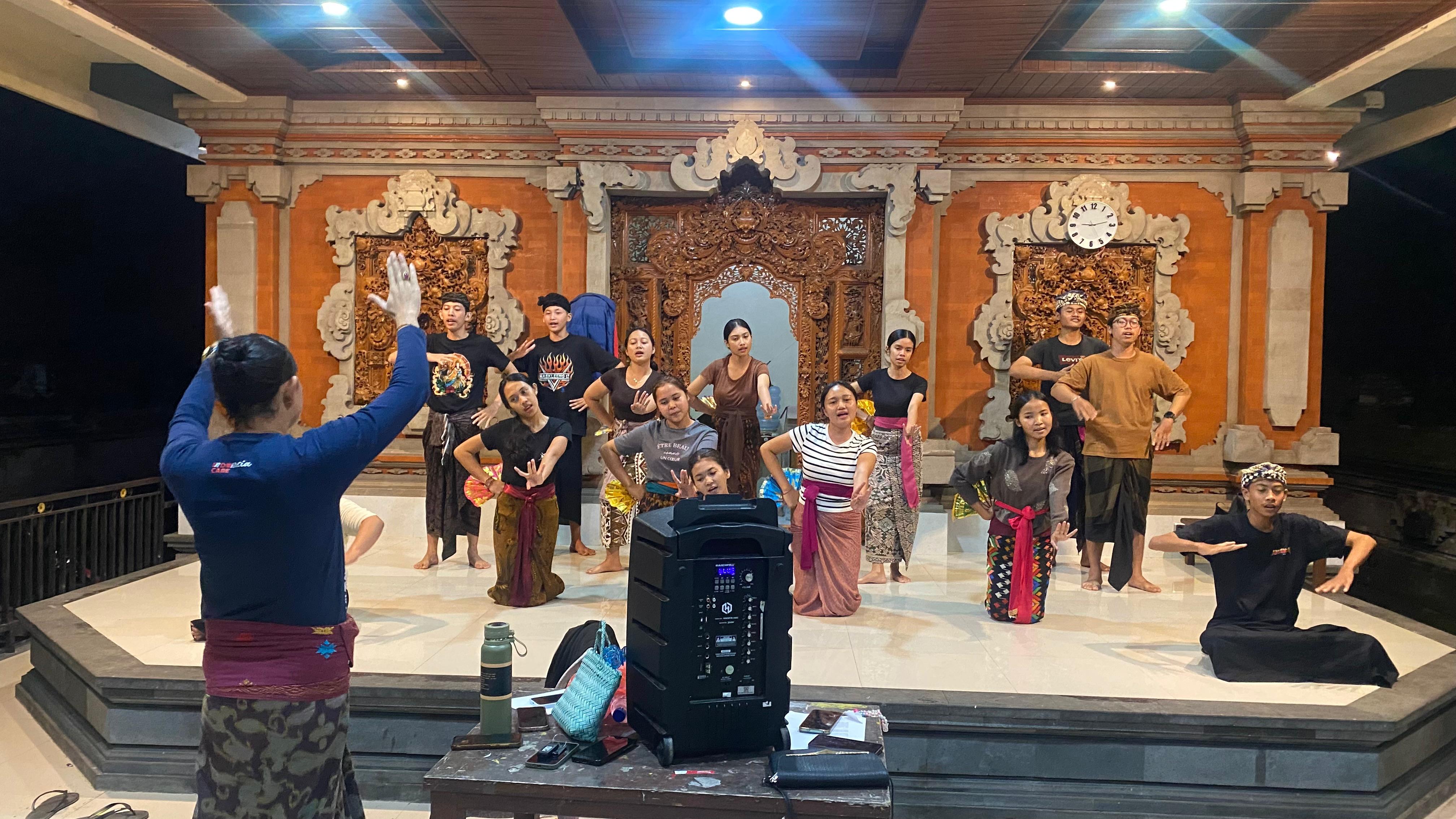 JANGER : Janger Sekaa Teruna Satya Kanti Banjar Ambengan, Desa Sayan, Ubud.