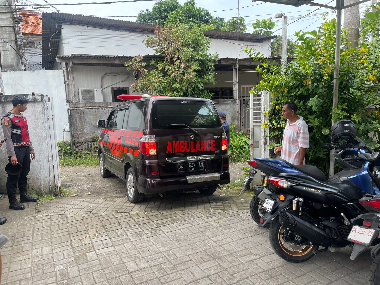 WNA korban ulah pati dibawa menggunakan ambulance ke RSUP Prof Dr IGNG Ngoerah Denpasar. (Bali Express/Istimewa)