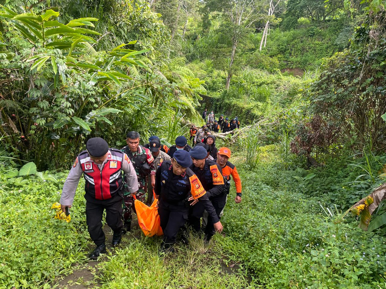 EVAKUASI: Petugas mengevakuasi jenazah MKA dari bawah Jembatan Tukad Bangkung. (Bali Express/Istimewa)