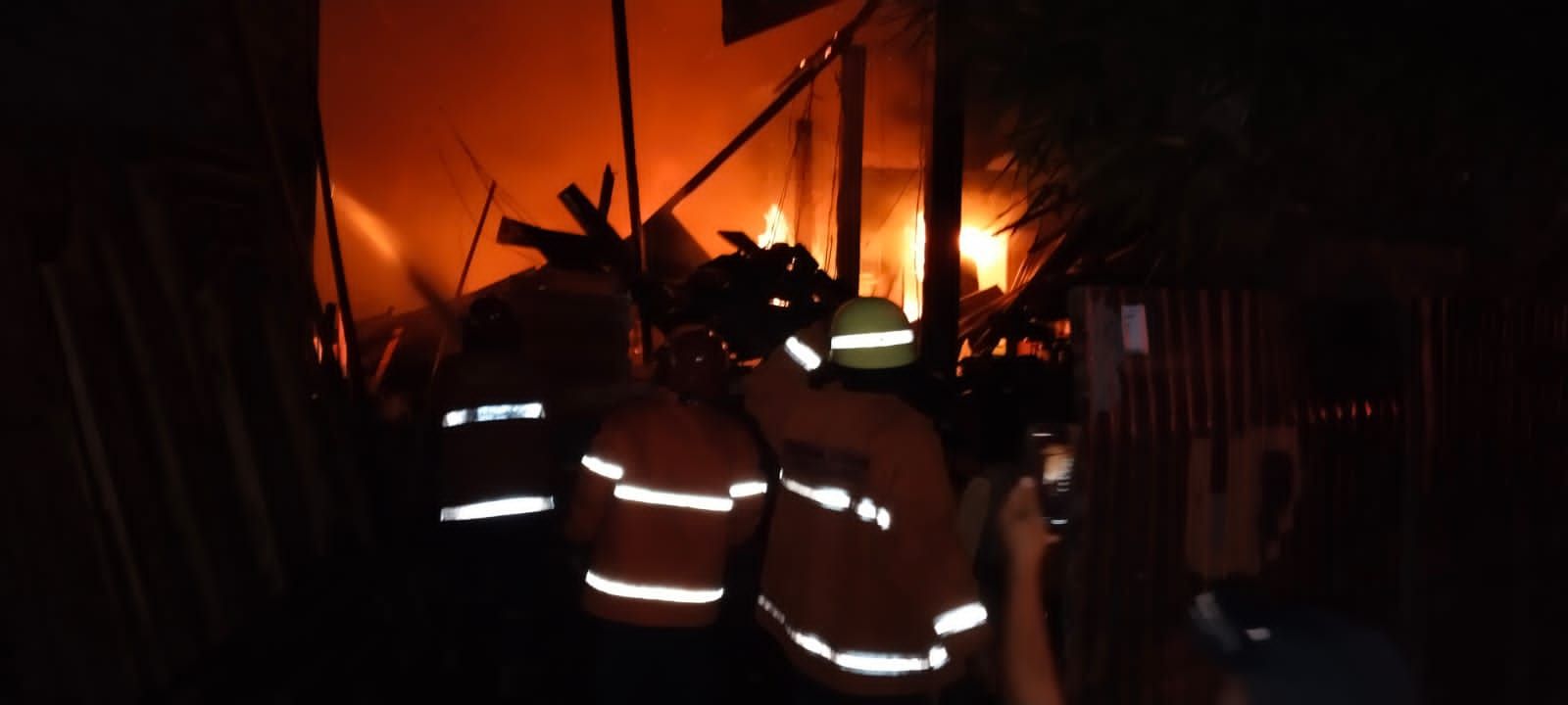 Bangunan yang digunakan sebagai tempat usaha ukir di Banjar Dinas Timbrah Beji, Desa Pertima, Kabupaten Karangasem, mengalami kebakaran Jumat (2/1/2026) dini hari.&nbsp;