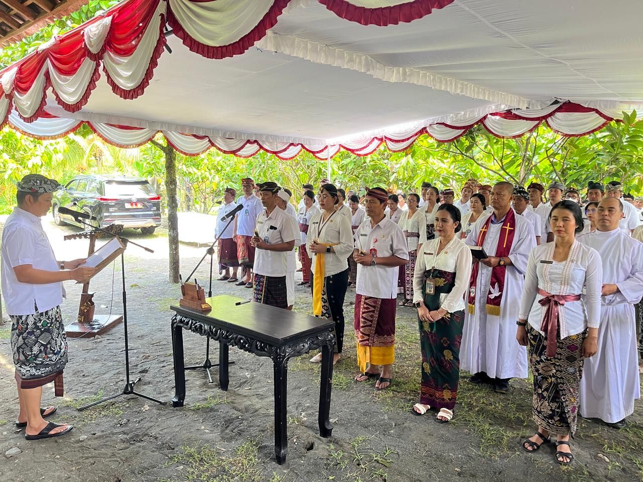 Pengambilan sumpah jabatan pejabat tinggi pratama, administrator, dan pengawas di tengah kebun kakao milik warga, I Ketut Sudomo, yang berlokasi di Banjar Moding, Desa Candikusuma, Kamis (2/1/2026).&nbsp;
