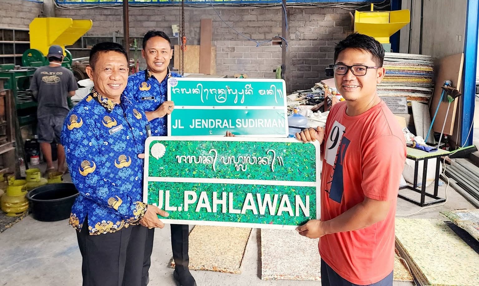 Contoh plang nama dari cacahan sampah plastik yang akan digunakan di beberapa ruas jalan di Kabupaten Buleleng.