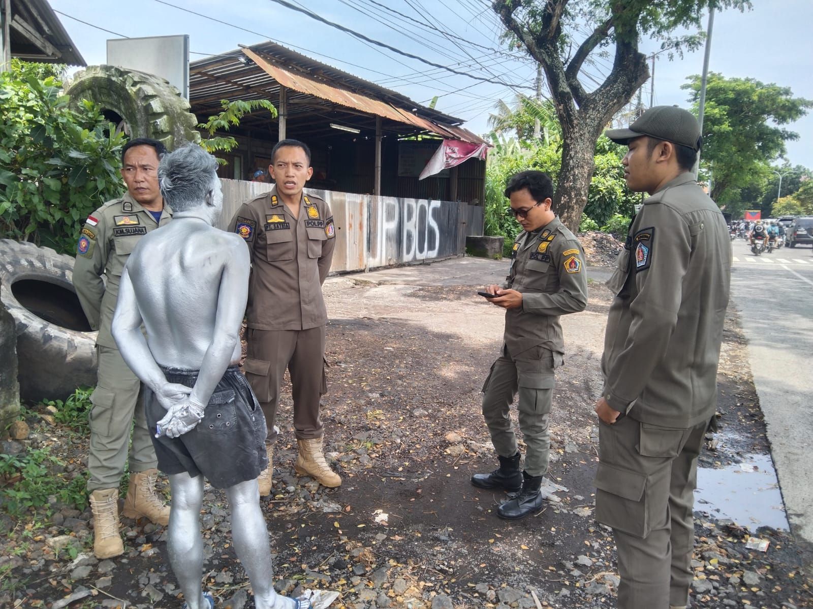 Satpol PP Klungkung mengamankan manusia silver di Jalan Bypass Ida Bagus Mantra, Desa Negari, Kecamatan Banjarangkan, Bangli, Kamis (1/1/2026) siang.