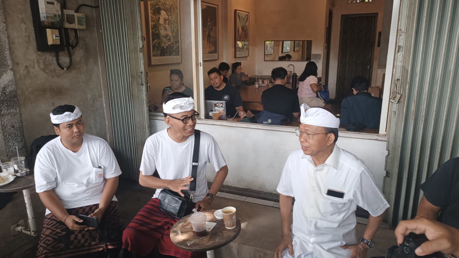 TRAKTIR KOPI: Gubernur Bali Wayan Koster mentraktir anak muda kopi di Denpasar, Sabtu (3/2)