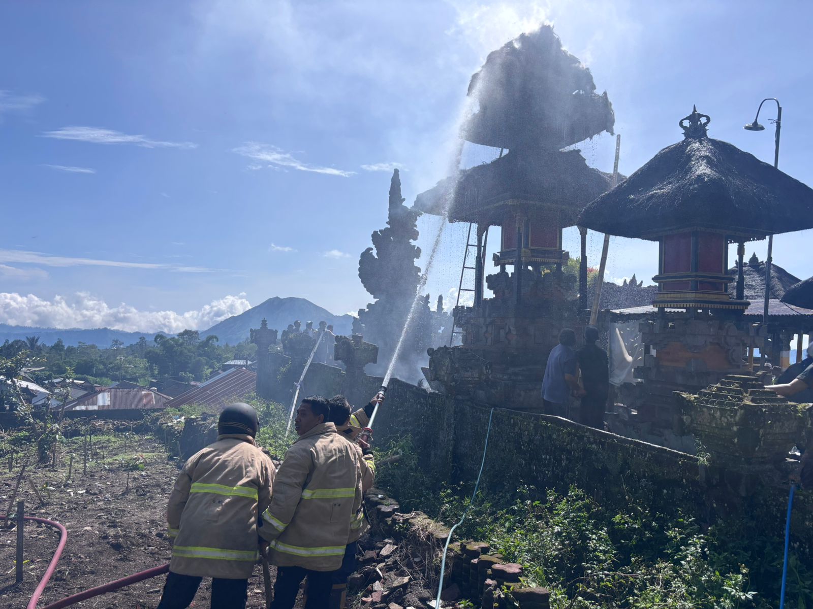 Palinggih Meru di Pura Puseh, Desa Kintamani, Kecamatan Kintamani, Bangli, kebakaran, Jumat (2/1/2026).