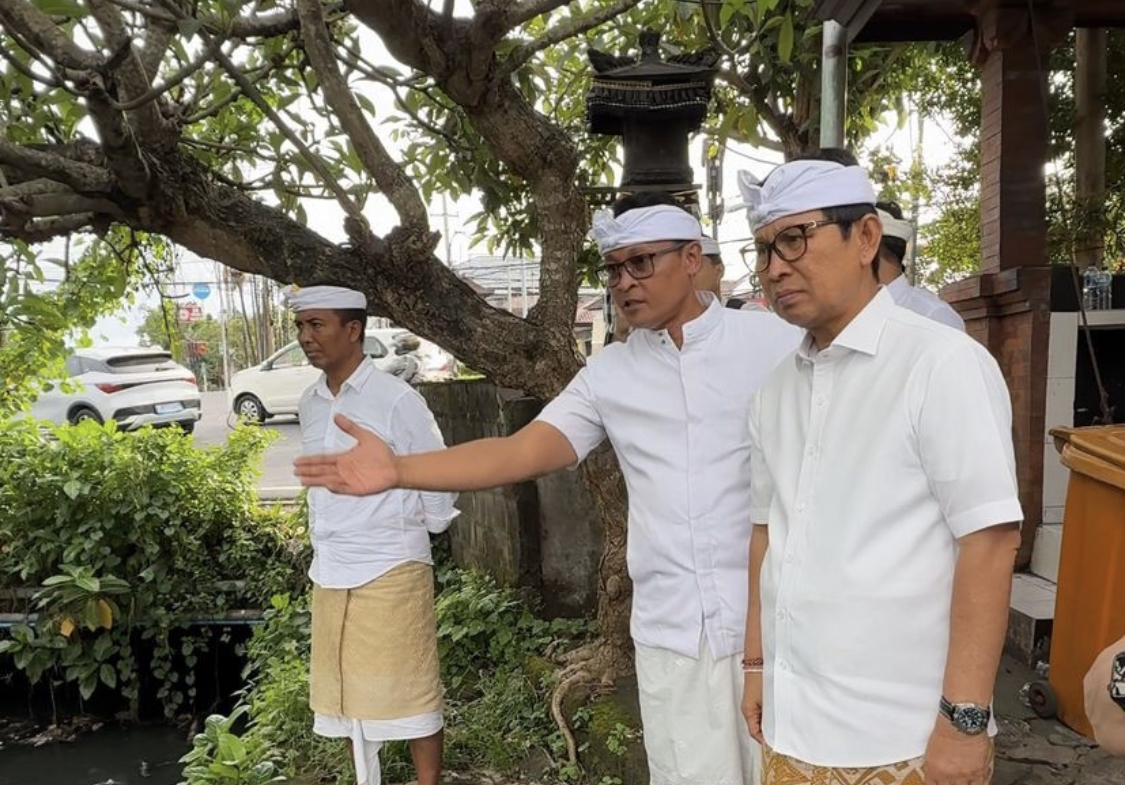 Bupati Adi Arnawa turun langsung ke lapangan untuk memantau aliran Tukad Pungut di wilayah Jimbaran, Kuta Selatan, Sabtu (3/1).