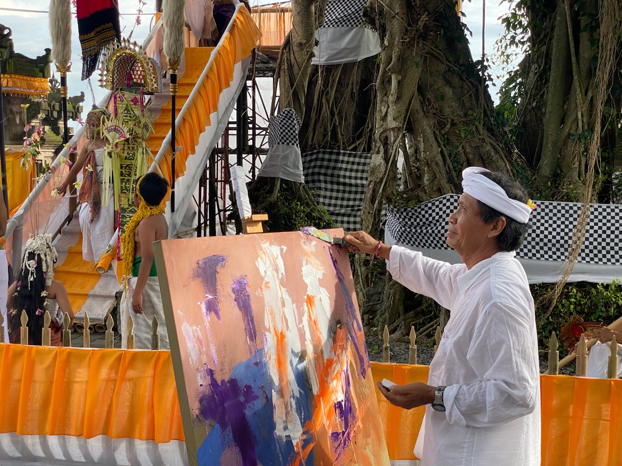 Pelukis, I Wayan Sujana alias Suklu yang tampil langsung di Pura Dalem Silapegat, Desa Adat Lepang, Banjarangkan, Minggu (4/1).
