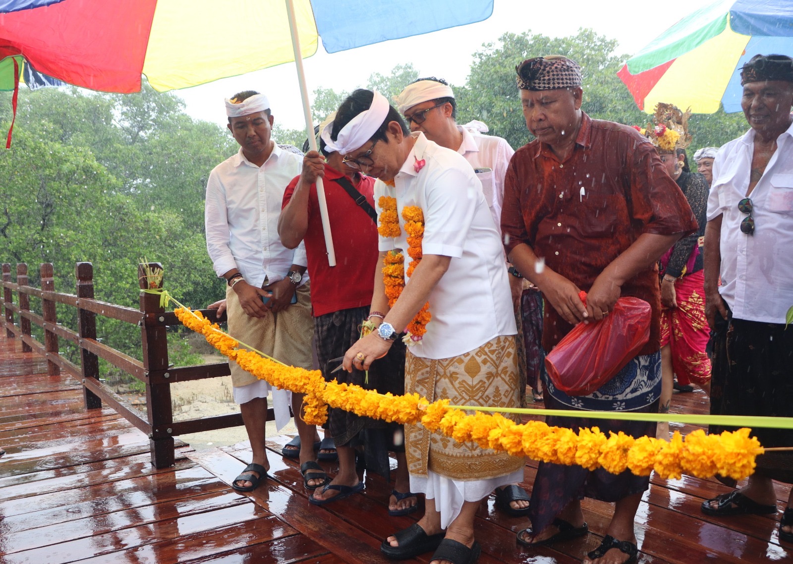 Bupati Adi Arnawa menghadiri upacara melaspas sekaligus meresmikan Jembatan Suwung Lemo di Kelurahan Tanjung Benoa, Kecamatan Kuta Selatan, Badung, Sabtu (3/1).