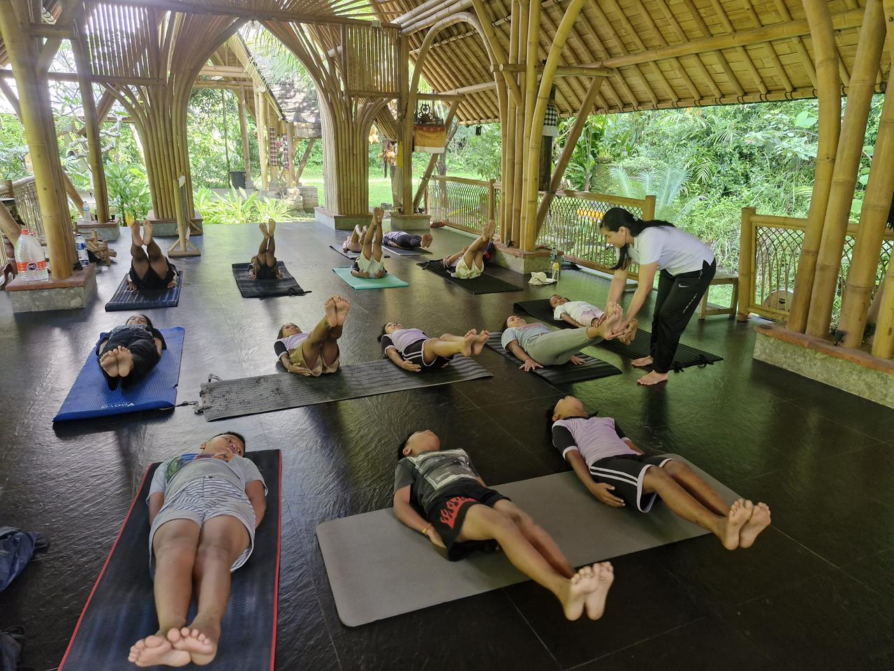 YOGA : Anak-anak Pasraman Budi Pekerti Bali Prawerti saat mengikuti latihan yoga.