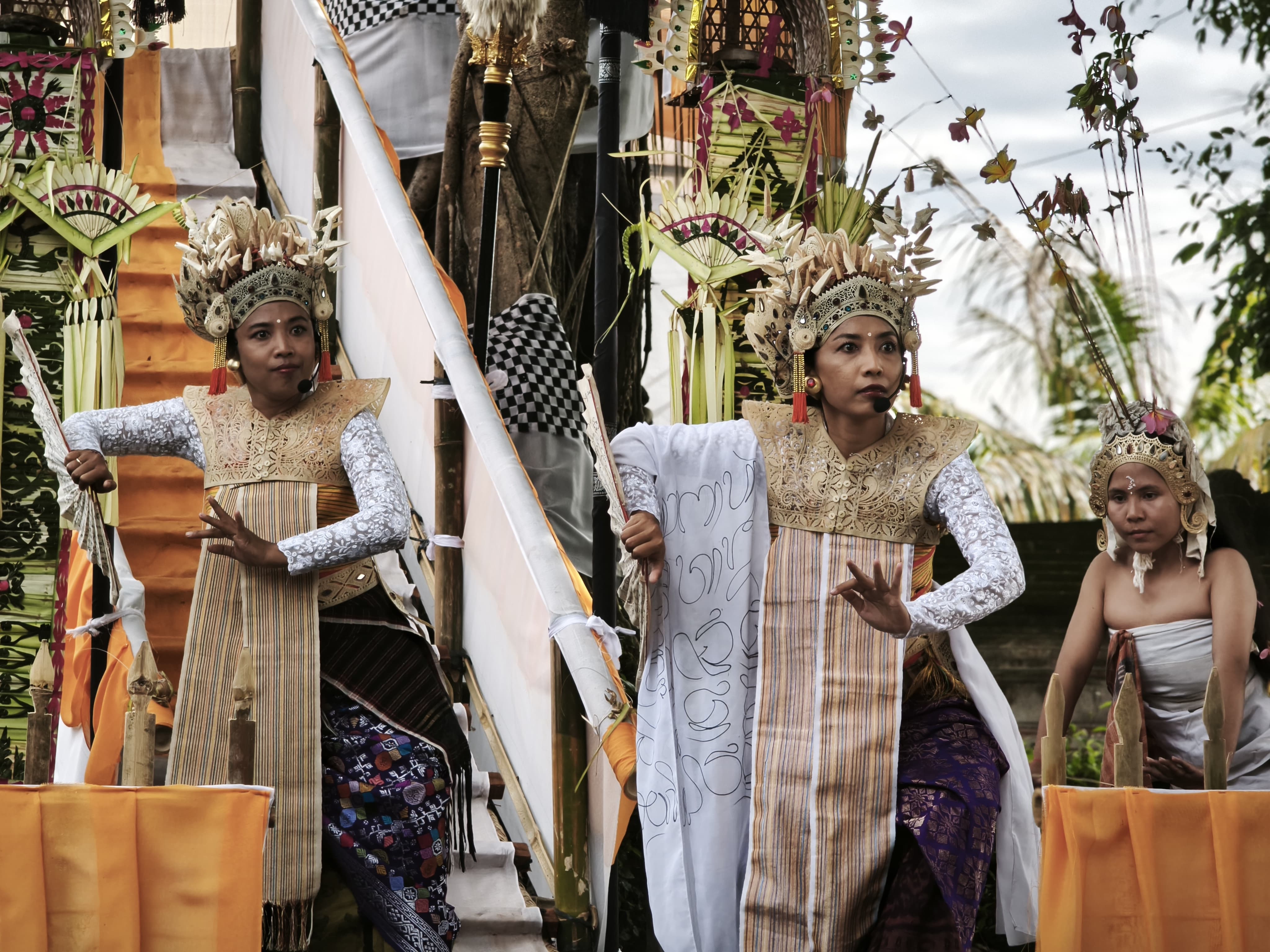 Teatrikal Bumi Bajra saat Upacara Nunas Taru di Pura Dalem Silapegat, Desa Adat Lepang. (Bali Express/I Gede Paramasutha)