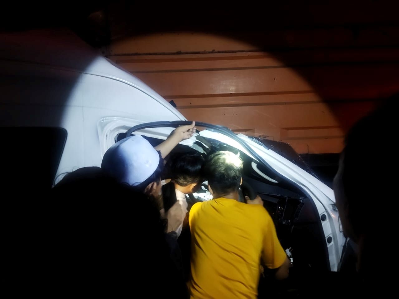 Polisi melakukan evakuasi korban kecelakaan di jalur Denpasar-Gilimanuk wilayah Desa Yehembang Kangin, Kecamatan Mendoyo, Kabupaten Jembrana, Sabtu (3/1/2025).