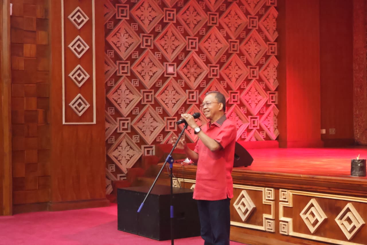 TEGAS: Gubernur Bali Wayan Koster saat pertemuan bersama media di Gedung Kertha Sabha, Jaya Sabha, Denpasar, Minggu (4/1)