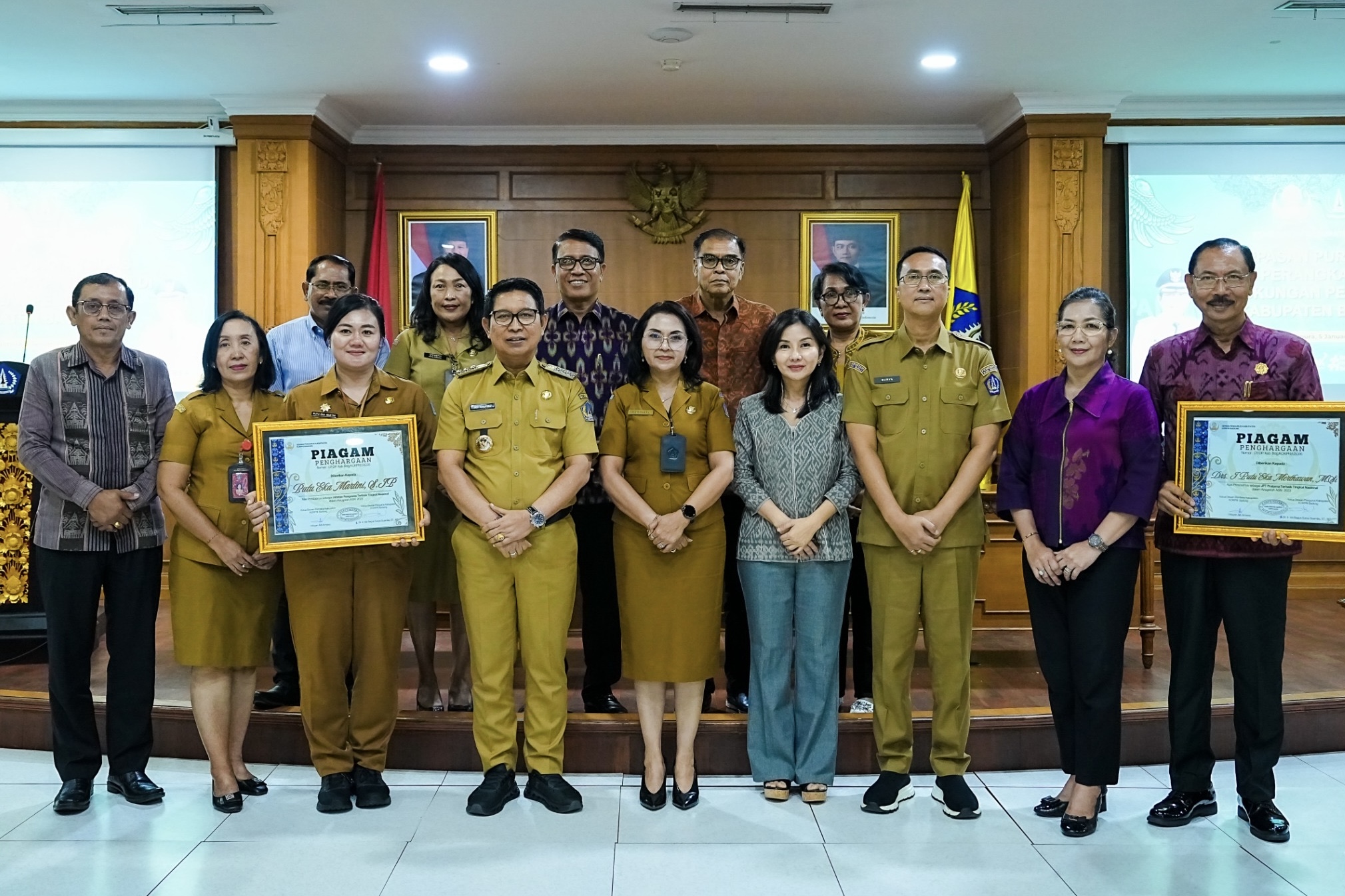 Bupati Adi Arnawa didampingi Sekda Surya Suamba melepas Purna Tugas para Kepala OPD di Lingkungan Pemkab Badung, di Ruang Kriya Gosana, Puspem Badung, Senin (5/1).