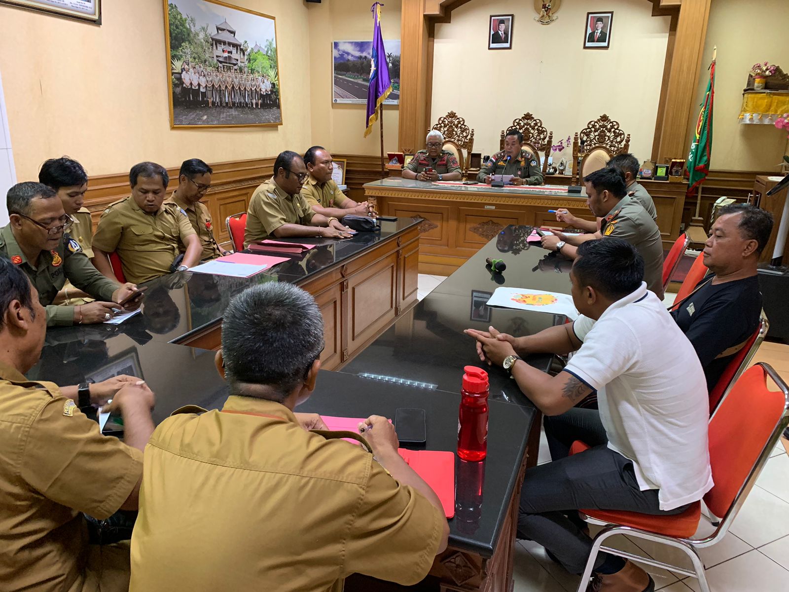 Satpol PP Badung saat menggelar rapat terkait penutupak saluran irigasi di kawasan Subak Piling, Desa Munggu, Kecamatan Mengwi, Senin (5/1).